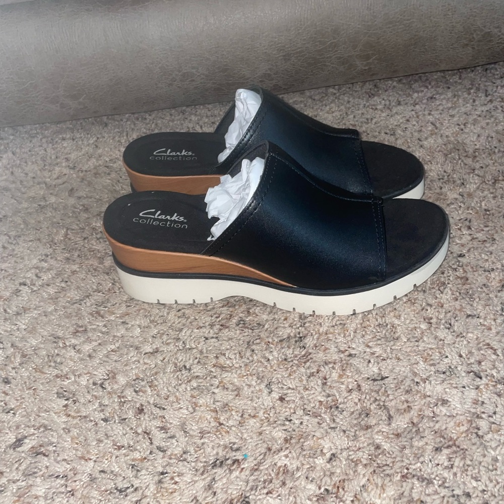 NIB Women's Size 8.5 W Clarks Diaz Black Leather Wedge Slides Sandals